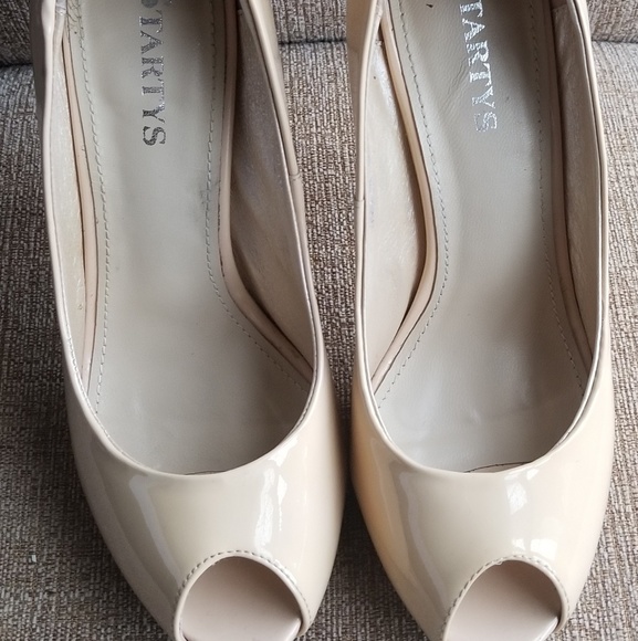 Cream open-toe patent leather stilettos - Picture 4 of 8